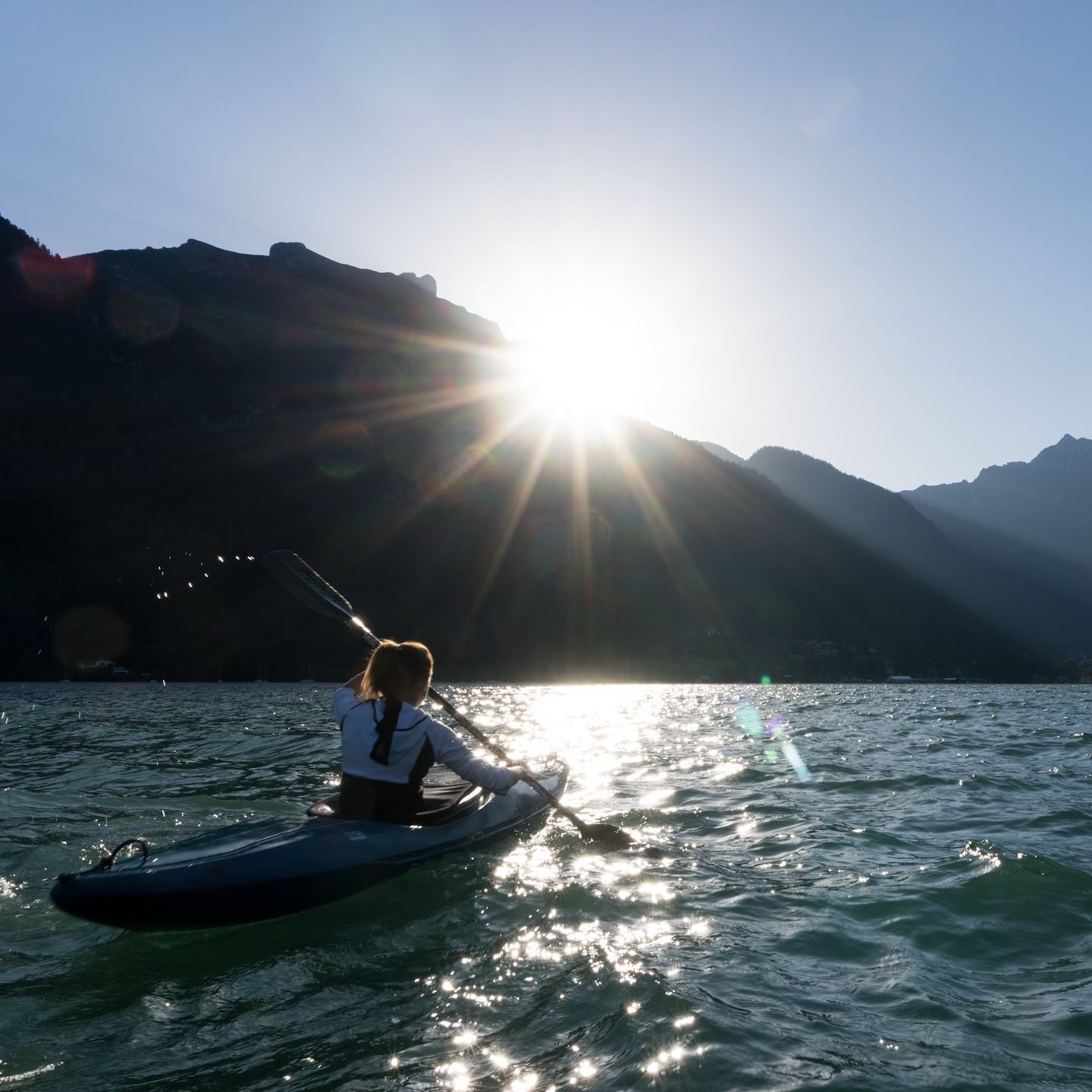 Adventure is out there, let’s paddle! 🛶

Tauche ein in die Ruhe des Wassers und die majestätische Kulisse der Alpen beim Kajakfahren am Achensee. Genieße die sanften Wellen unter blauem Himmel und entdecke versteckte Buchten entlang des Ufers. Ein unvergessliches Abenteuer für Naturliebhaber und Wassersportler.💙 

#achensee #kajakabenteuer #sommerurlaub #tipp #visittirol #kajak
