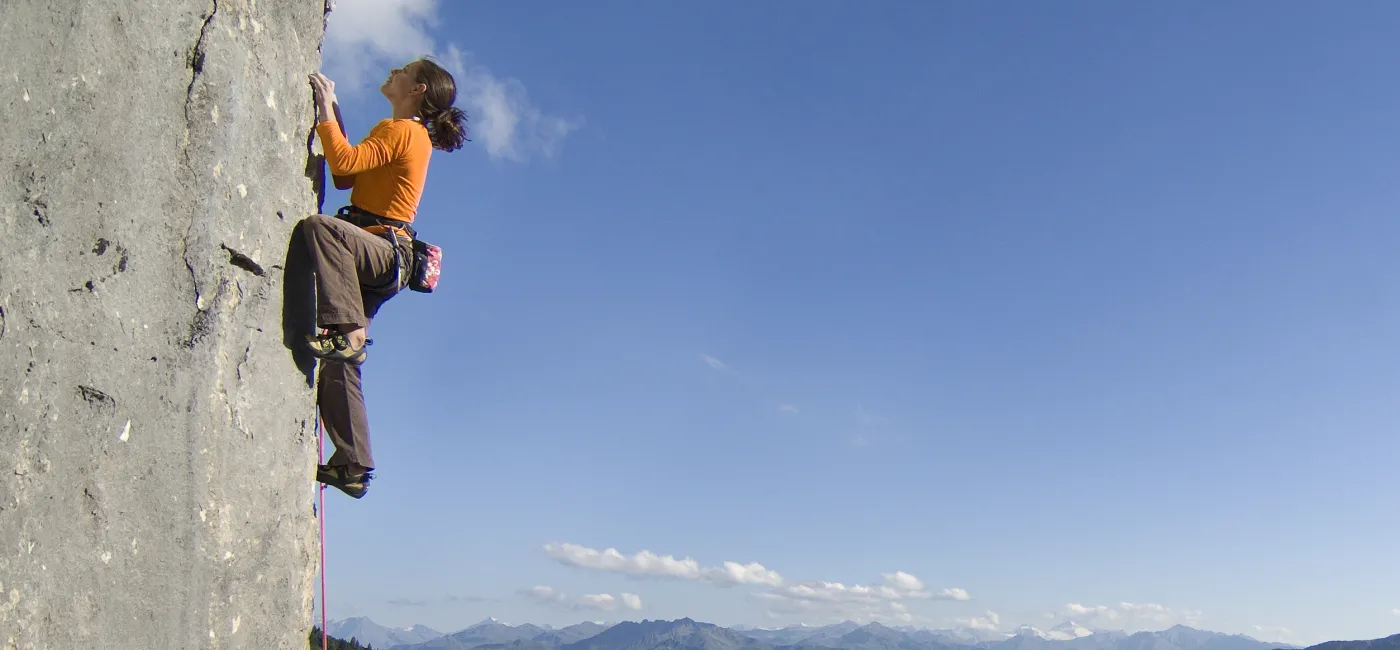 Frau beim Klettern am Achensee. 