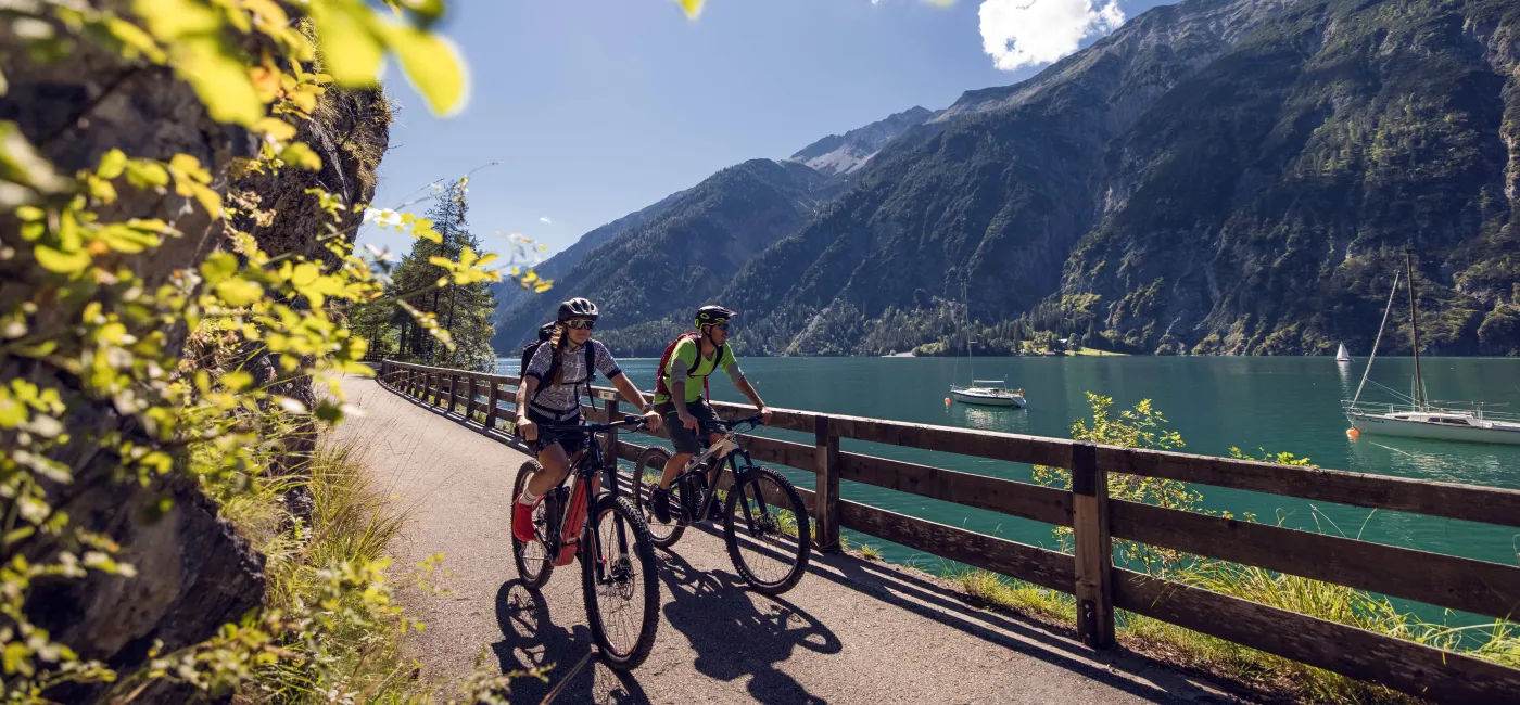 Radfahrer am Achensee-Ufer Sommer