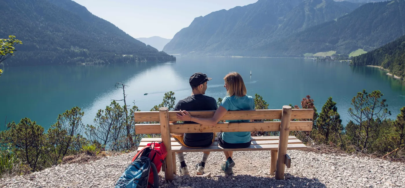 Blick auf See Achensee Bank Menschen