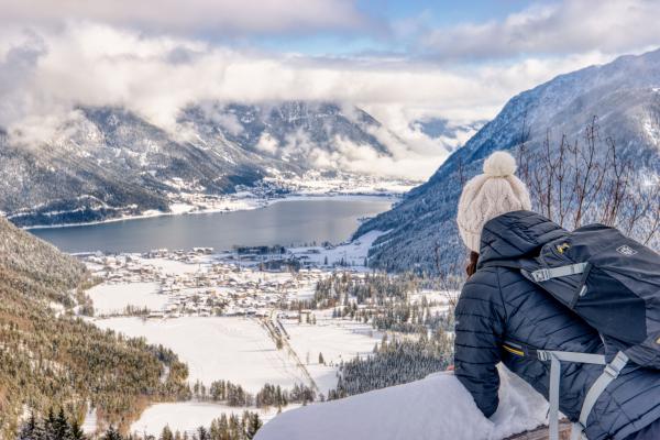 Blick auf den Achensee und Pertisau in Tirol, Winter