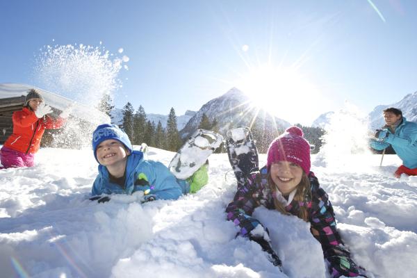 Kinder im Schnee Sonne 