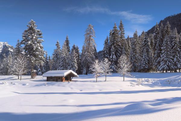 Winterlandschaft mit Hütte, Schnee, Sonne