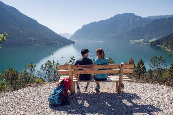 Blick auf See Achensee Bank Menschen